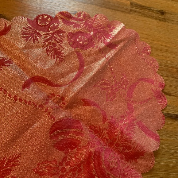 Gold metallic scallop trim Christmas table runner - Picture 7 of 8